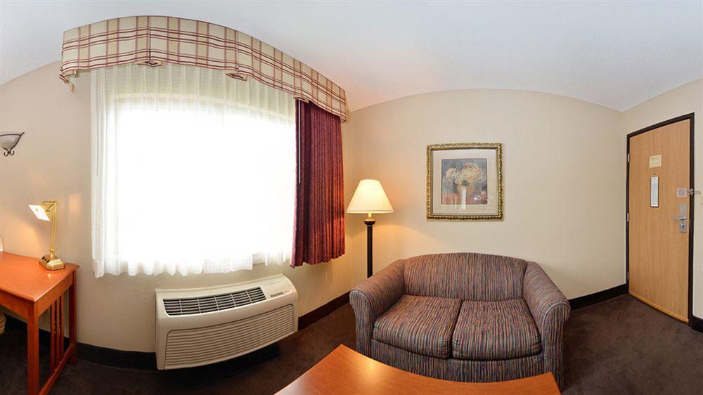 Best Western Plus University Park Inn & Suites Ames Exterior photo